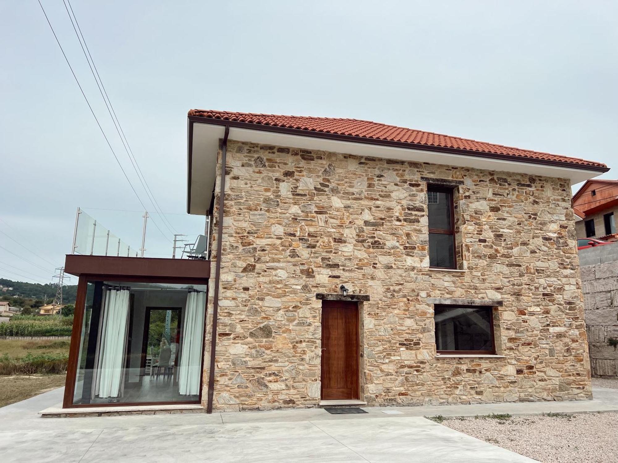 Cesantes Village E *